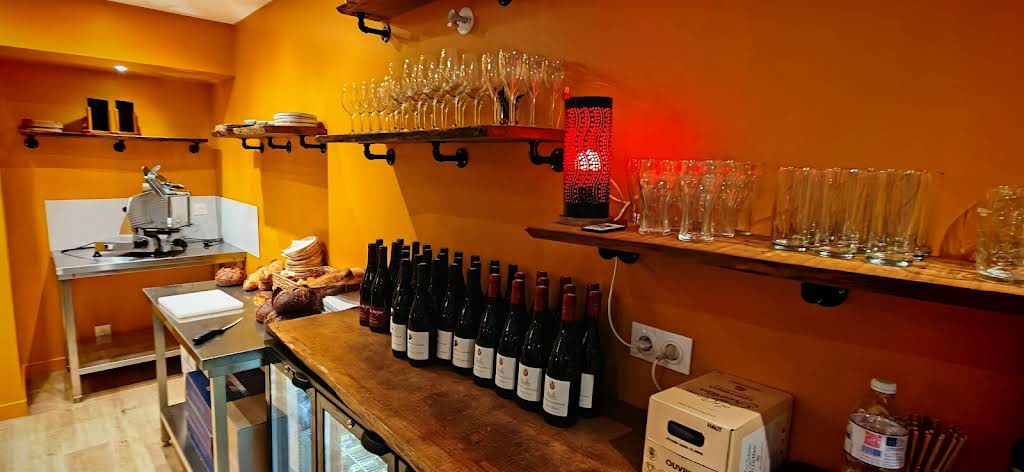 Photos prise derrière le comptoir, montrant les verres et les bouteilles de vins