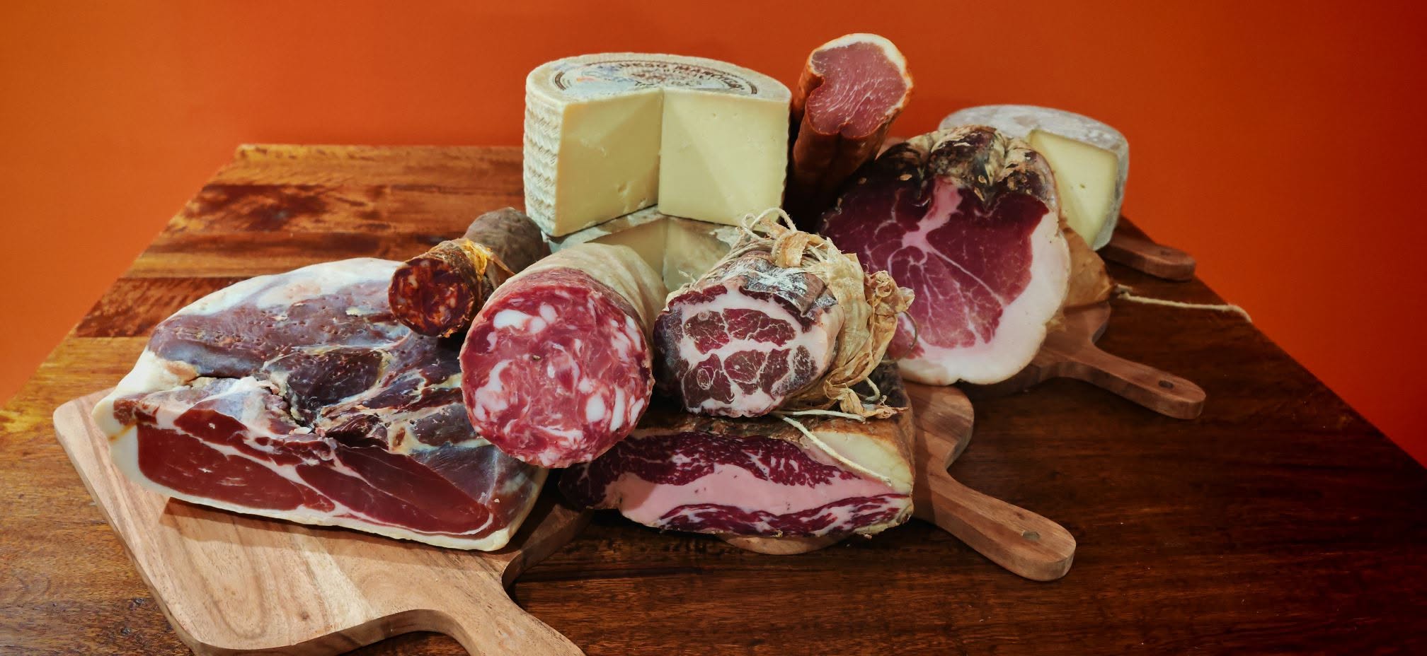 Planche de charcuterie fine et fromages affinés, servie au p'tit grain de folie